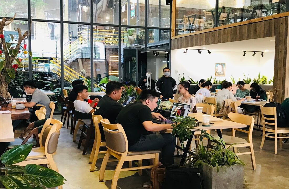 Lát sàn nhựa giả gỗ ở quán cafe