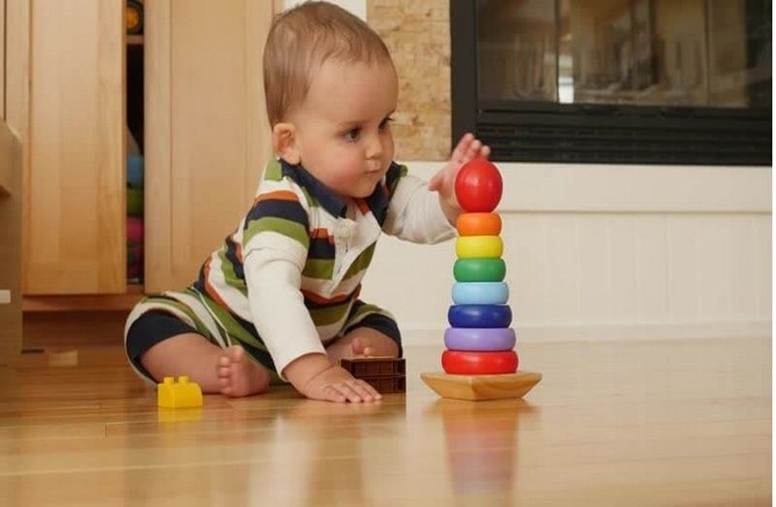 Trẻ em khi sử dụng sàn gỗ công nghiệp 