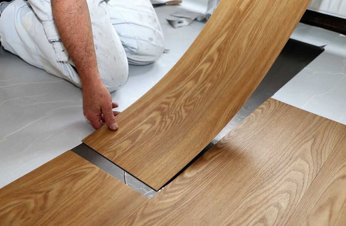 Sàn nhựa vinyl là gì? Cấu tạo, ưu nhược điểm và phân loại 3 Sàn vinyl dán keo