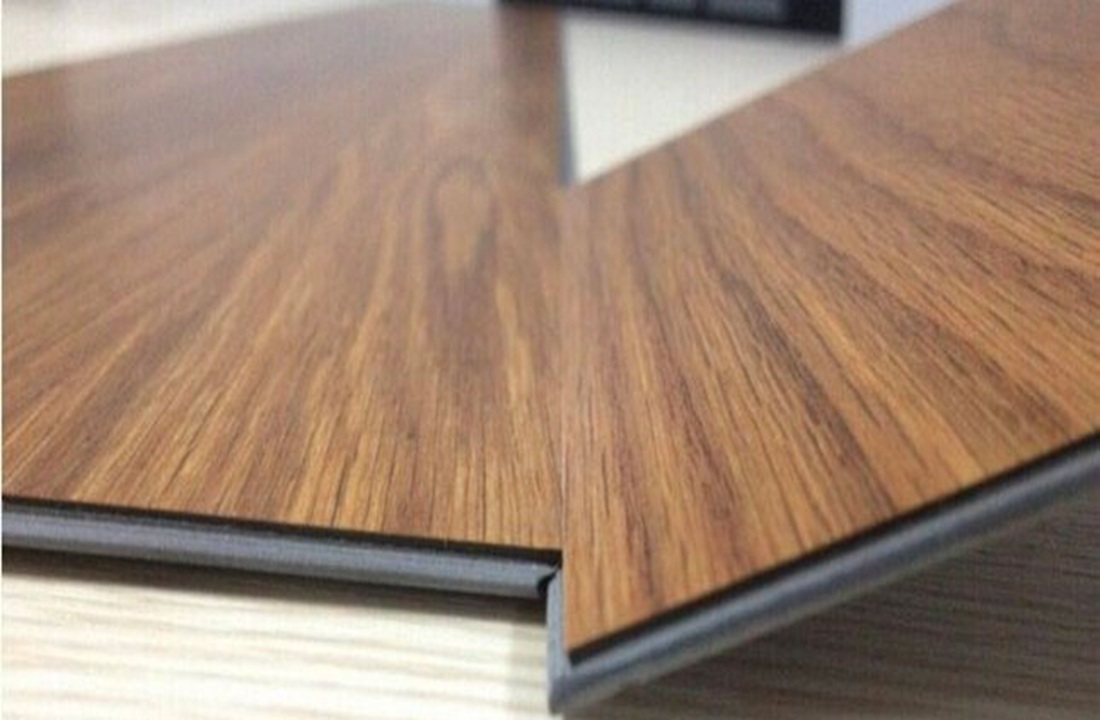 Sàn nhựa vinyl là gì? Cấu tạo, ưu nhược điểm và phân loại 4 Sàn vinyl hèm khóa